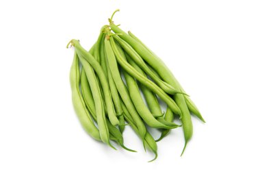 Beyaz arka planda çok az yeşil Fransız fasulyesi izole edilmiş.
