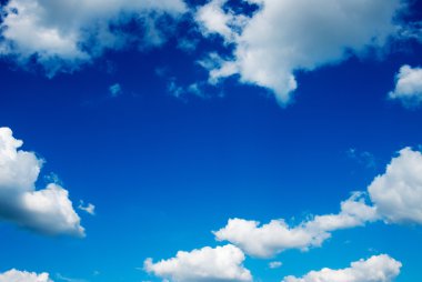 Mavi gökyüzünde beyaz bulutlar.