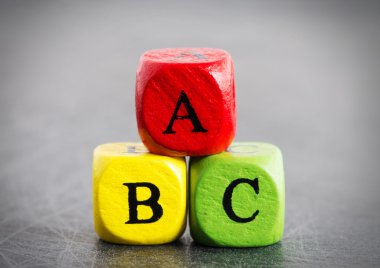 Gri arkaplanda ABC Blokları