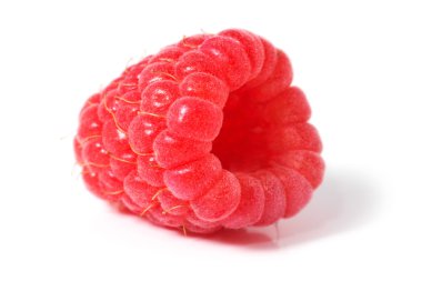 Ahududu beyaz arkaplanda izole edildi