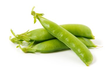 Beyaz arkaplanda taze yeşil bezelyeler.