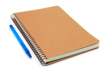 kahverengi spiral defter ve kalem üzerinde beyaz izole