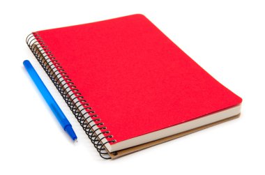 Spiral kırmızı defter ve kalem üzerinde beyaz izole