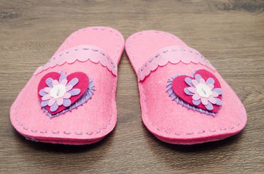 Beyaz bir arka plan üzerinde izole kadın terlik