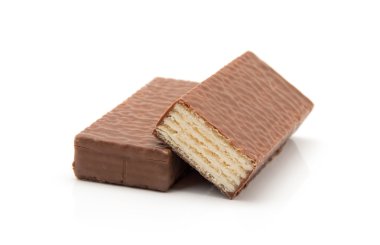 Çikolatalı waffle 'lar beyazda izole edilir.