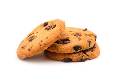 Beyaz üzerine izole edilmiş çikolatalı kurabiye.