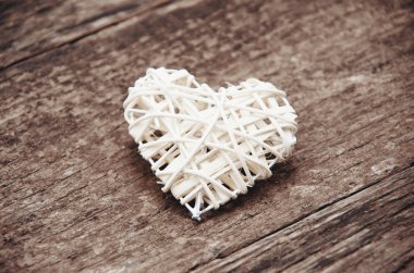 Aşk kalbi ahşap dokuda, sevgililer günü kartı konsepti