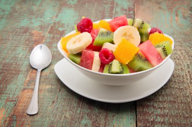 Tahta arka planda taze sağlıklı meyve salatası