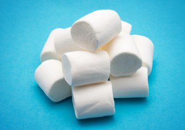 Mavi üzerine lokum yığını.