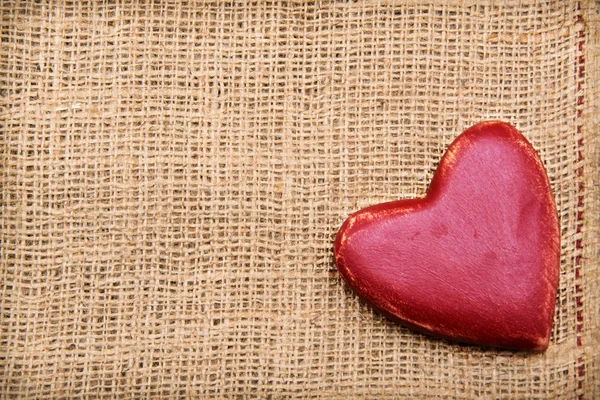 Red heart on the burlap — Stock Photo, Image