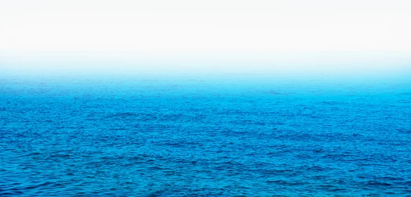Прекрасне небо і блакитне море — стокове фото