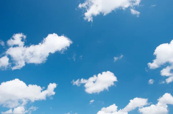 Fondo azul cielo con nubes blancas — Foto de Stock