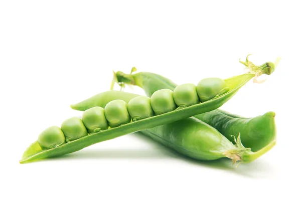 Frische grüne Erbsen isoliert auf weißem Hintergrund — Stockfoto