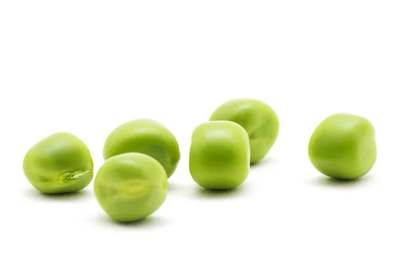 Guisantes verdes frescos aislados sobre un fondo blanco — Foto de Stock