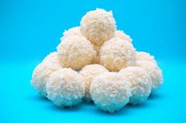 Hindistan cevizi şeker mavi zemin üzerine