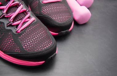 Siyah arkaplanda spor için farklı araçlar