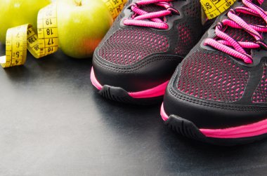 Siyah arkaplanda spor için farklı araçlar