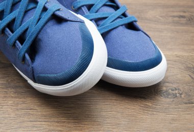 Bir çift yeni spor ayakkabı.