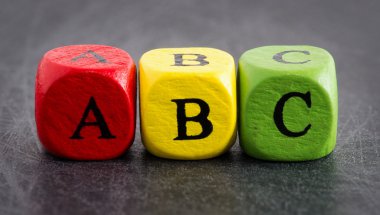 ABC blokları ve siyah arka plan