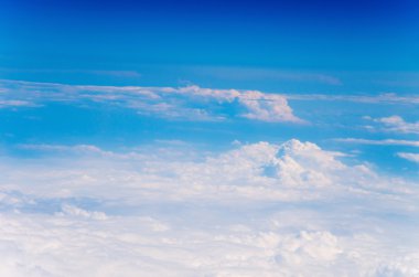 Mavi gökyüzünde beyaz bulut