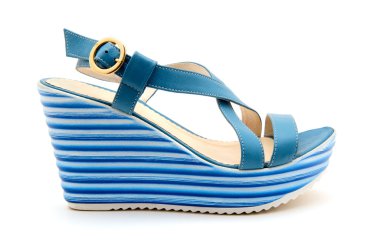 Beyaz arka planda şık kadın ayakkabıları.