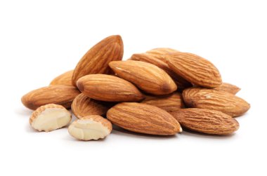 Beyaz arka planda izole edilmiş bir yığın badem fıstığı.