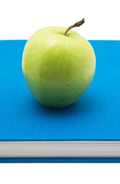 Una manzana verde en un libro — Foto de Stock