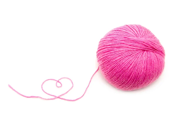 Pink Yarn Ball на белом фоне — стоковое фото