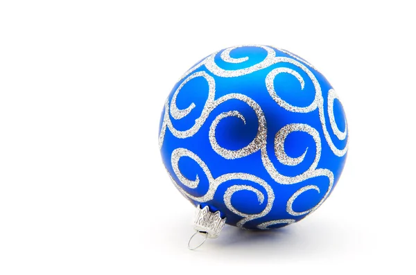 Kék karácsonyi játék labda, elszigetelt fehér háttér — Stock Fotó