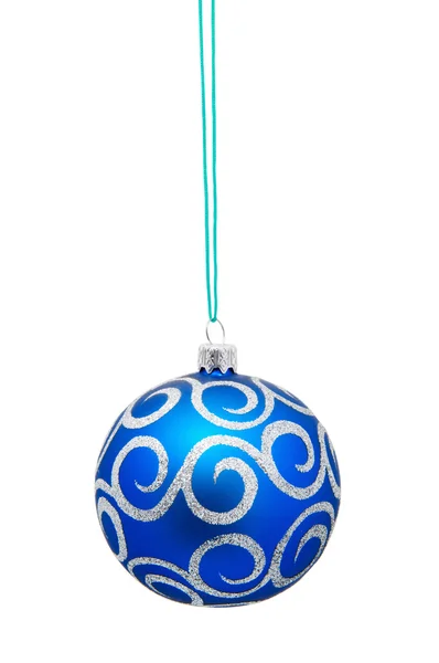 白い背景に隔離された青いクリスマスのおもちゃのボール — ストック写真