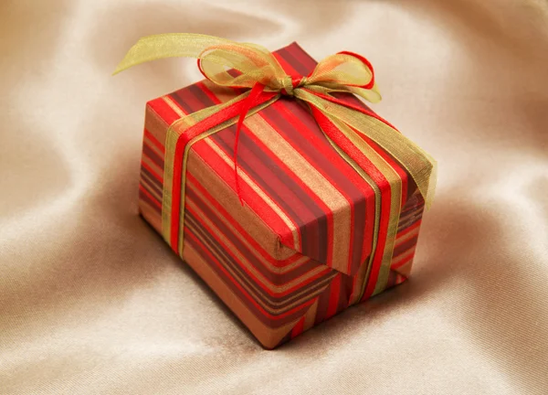 Червона подарункова коробка на золотому фоні — стокове фото