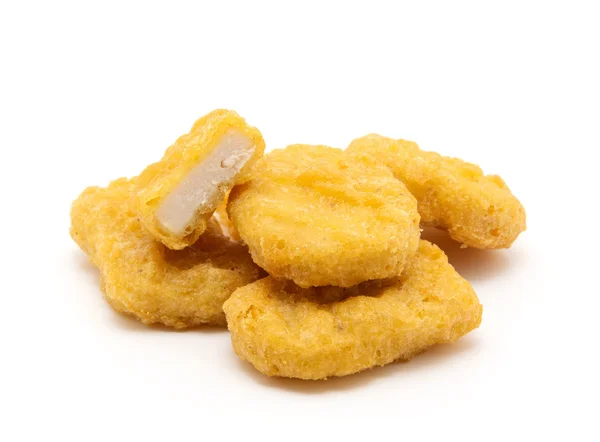 Gebratene Chicken Nuggets isoliert auf weiß — Stockfoto