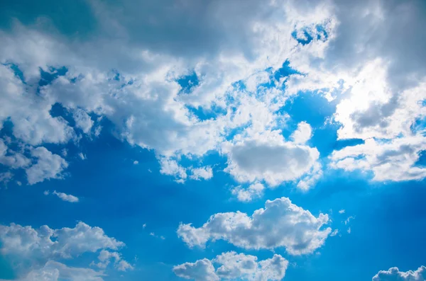 白い雲と青い空の背景 — ストック写真