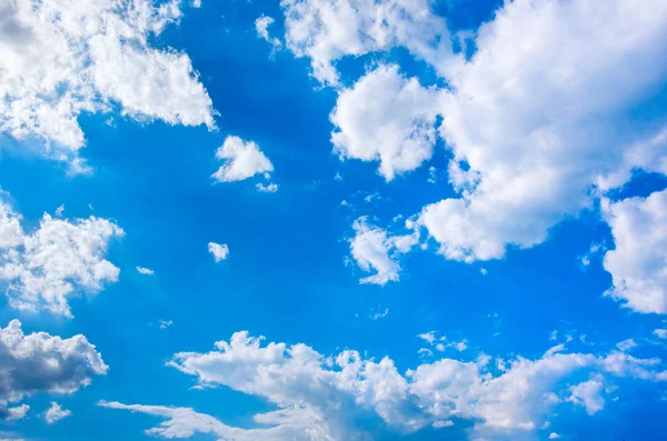 Nube blanca en el cielo azul — Foto de Stock