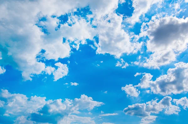 Fundo céu azul com nuvens brancas — Fotografia de Stock