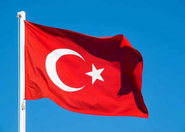 Türkische Flagge weht im blauen Himmel — Stockfoto