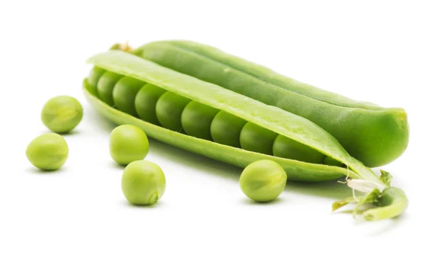 Verse groene erwten geïsoleerd op een witte achtergrond — Stockfoto