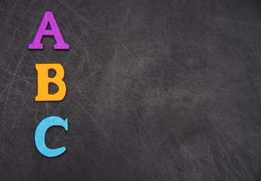 Siyah arkaplanda izole edilmiş alfabe alfabesinin abc harfleri