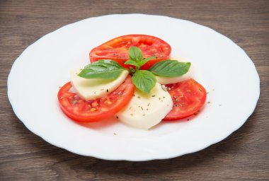 Peynirli, domatesli ve fesleğenli Caprese salatası