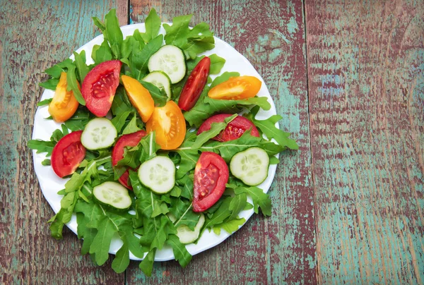 Salade fraîche aux tomates, rucola et concombres — Photo