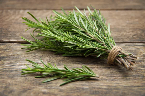 Rosemary encadernado em uma placa de madeira — Fotografia de Stock