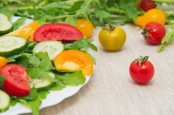 Fresh salad with tomatoes, rucola and cucumbers — Stock Photo, Image