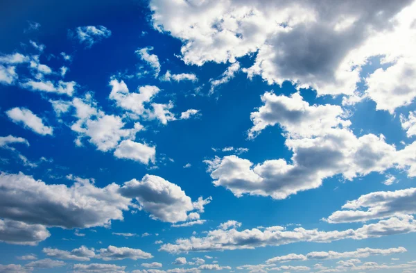 Bílé mraky na modré obloze. — Stock fotografie