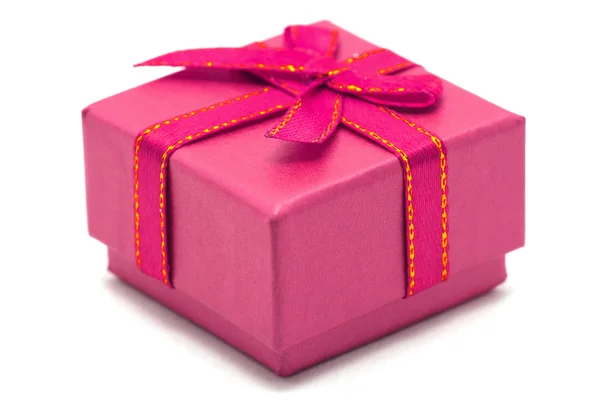Caixa de presente rosa no fundo branco — Fotografia de Stock