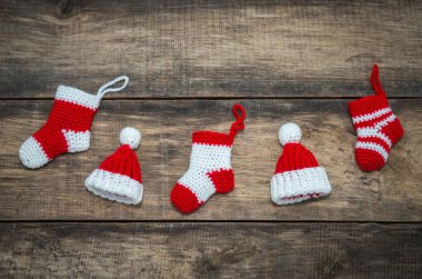 Eski ahşap arka planda Noel çorapları.