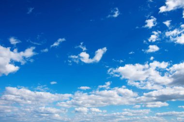 Beyaz bulutlu mavi gökyüzü arkaplanı