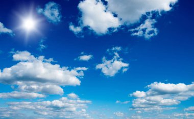 Mavi gökyüzünde beyaz bulutlar.