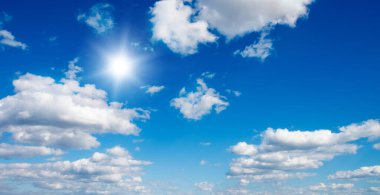 Mavi gökyüzünde beyaz bulutlar.