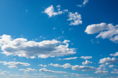 Mavi gökyüzünde beyaz bulutlar.