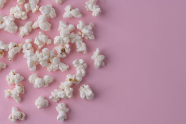 Pembe arkaplan dokusunda patlamış mısır